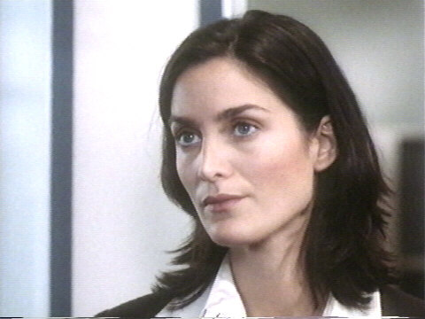 Carrie-Anne Moss hossz hajjal